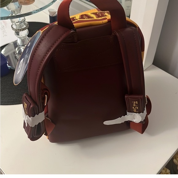Gryffindor Lounge Fly Bag - Picture 4 of 6